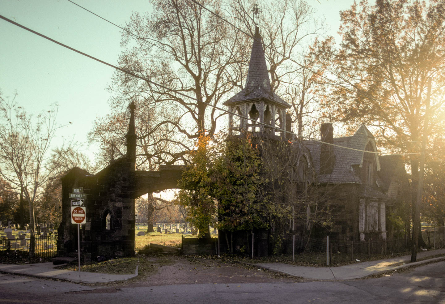 4-EntranceWoodlandCemeteryNewark2005-2